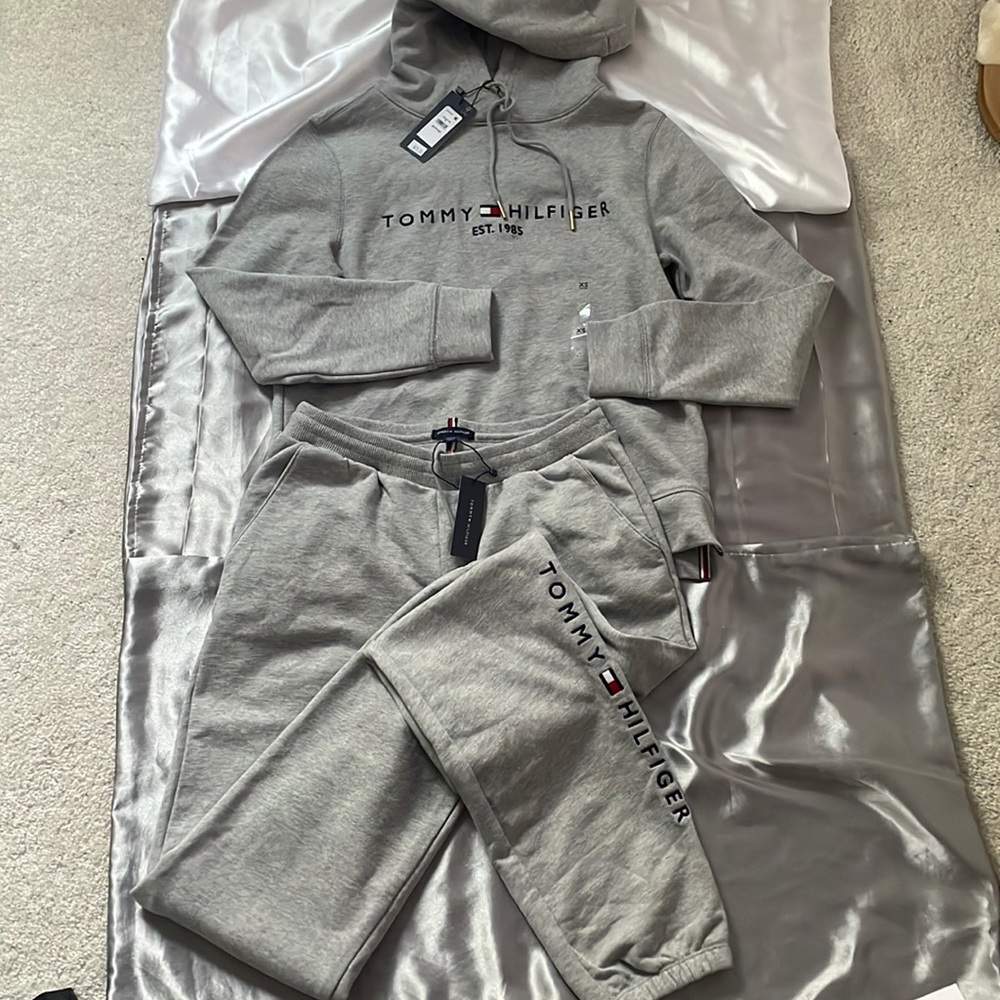 Women’s Tommy Hilfiger set. Hoodie and joggers.